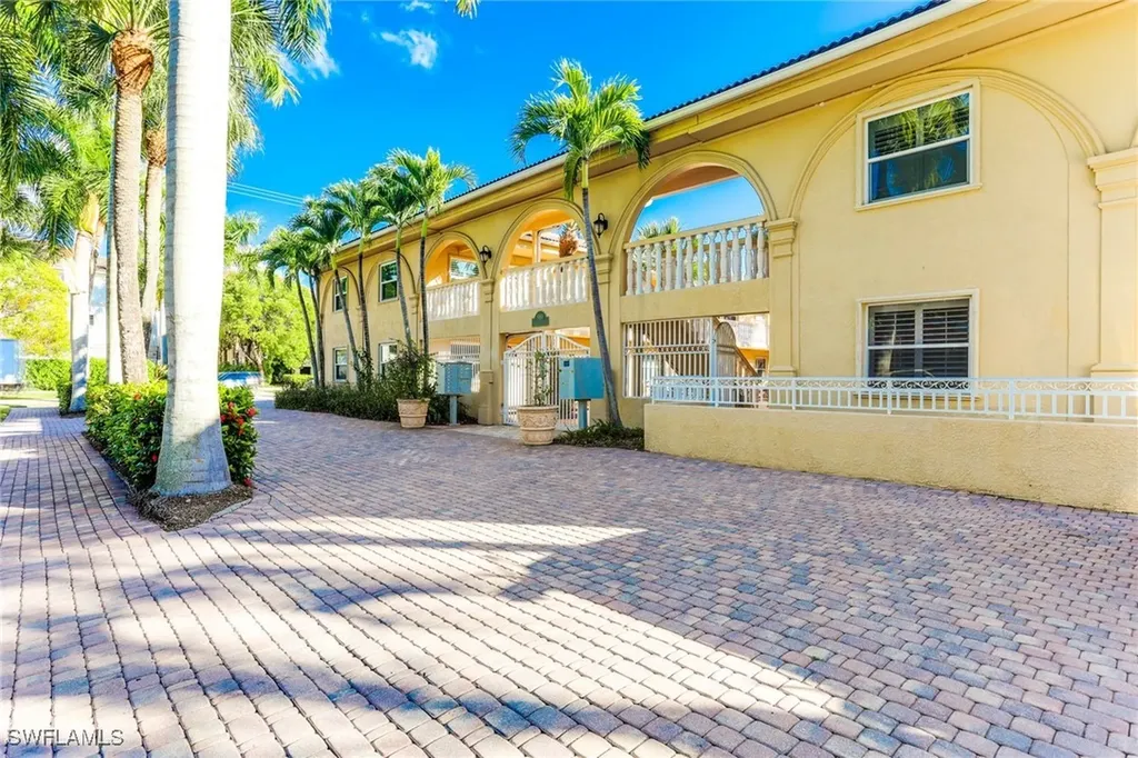 980 7th Avenue S Naples FL 34102