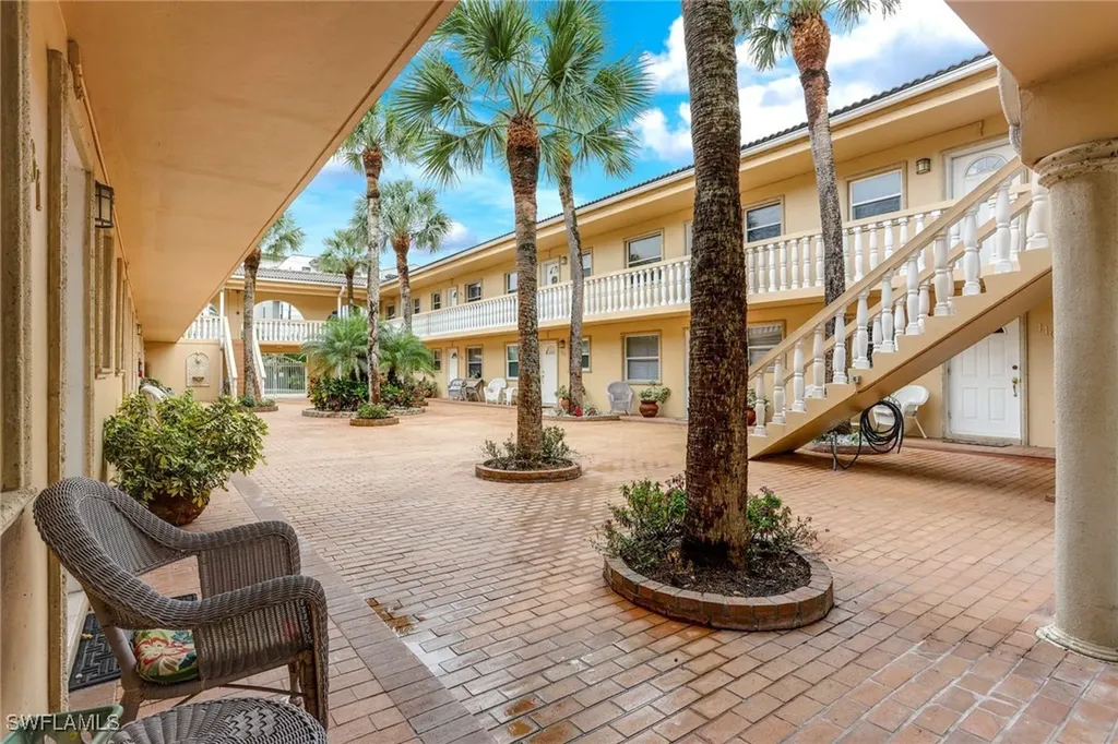 980 7th Avenue S Naples FL 34102