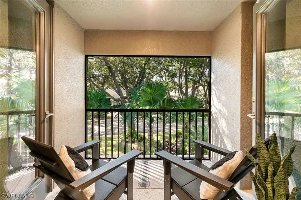 927 Barcarmil Way Naples FL 34110