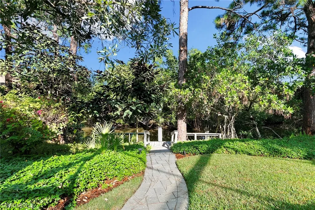 927 Barcarmil Way Naples FL 34110