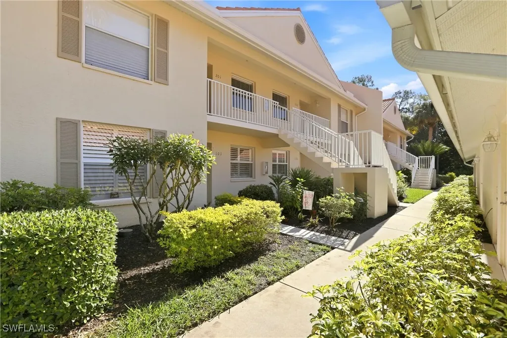 289 Robin Hood Circle Naples FL 34104