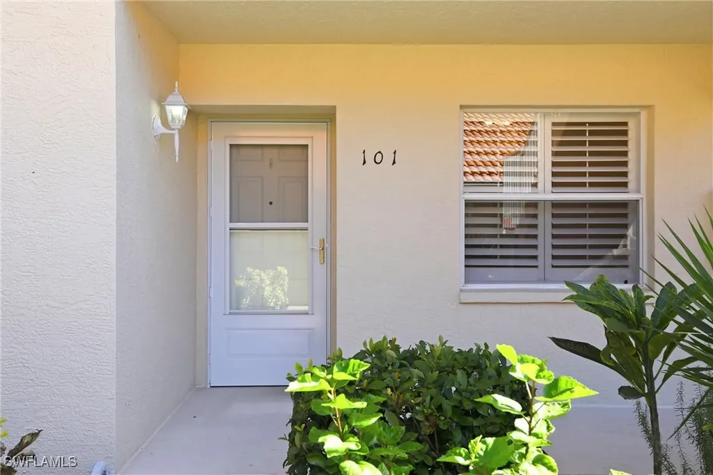289 Robin Hood Circle Naples FL 34104