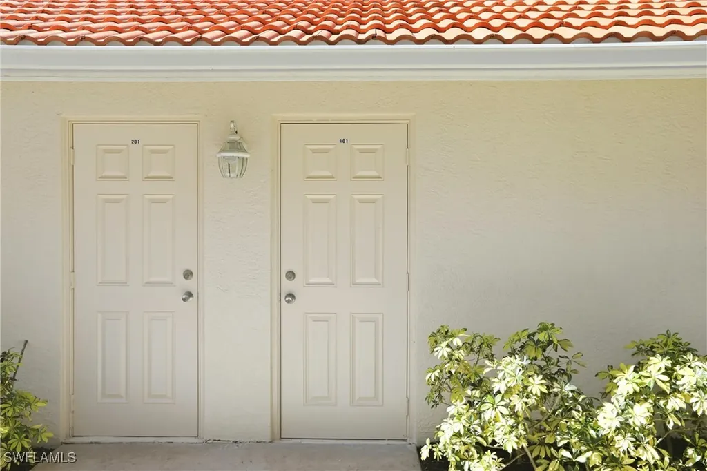 289 Robin Hood Circle Naples FL 34104