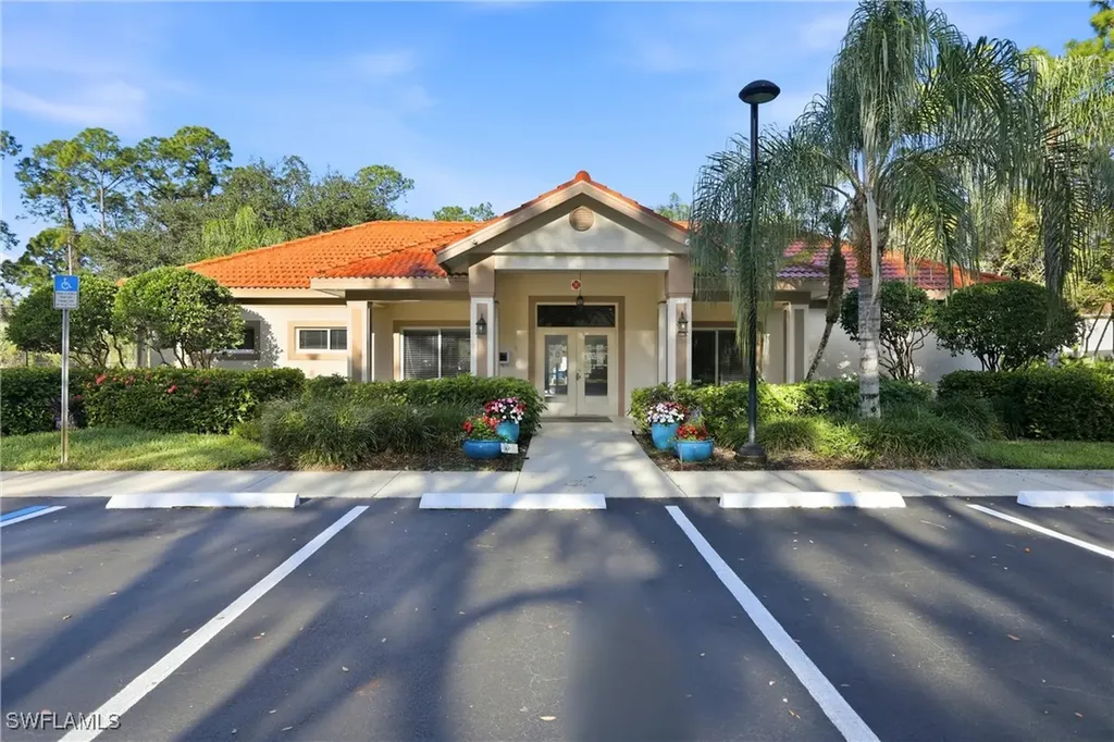 289 Robin Hood Circle Naples FL 34104