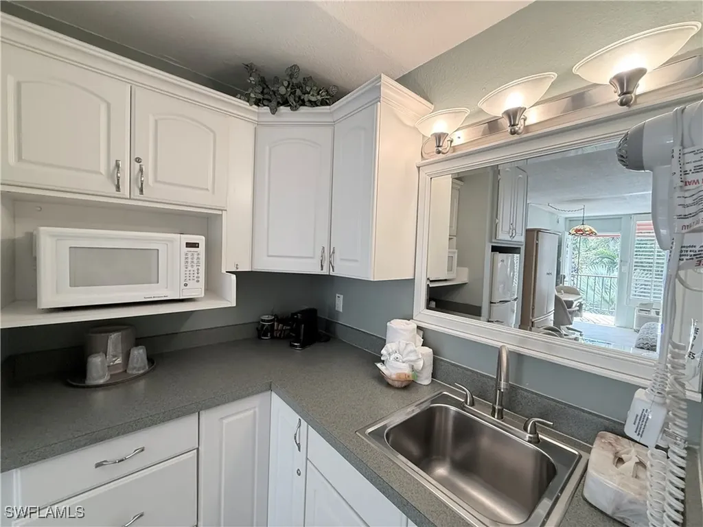 2555 Tamiami Trail N Naples FL 34103