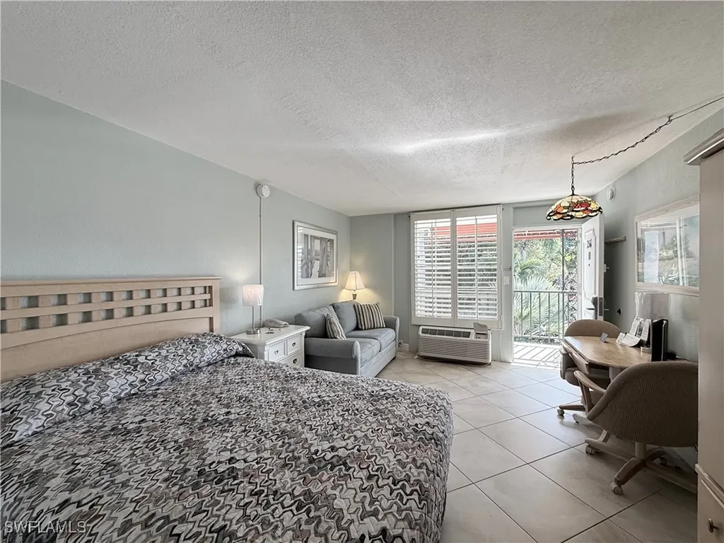 2555 Tamiami Trail N Naples FL 34103