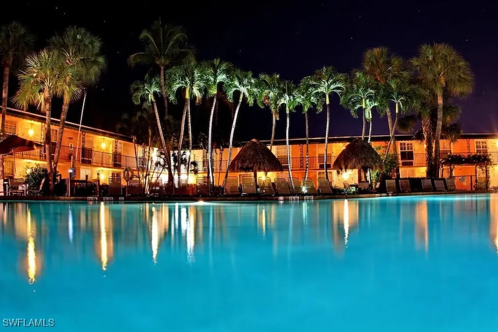 2555 Tamiami Trail N Naples FL 34103