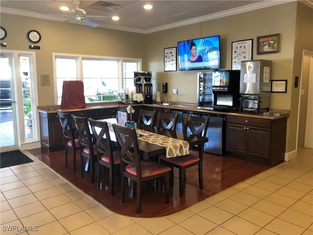 2555 Tamiami Trail N Naples FL 34103