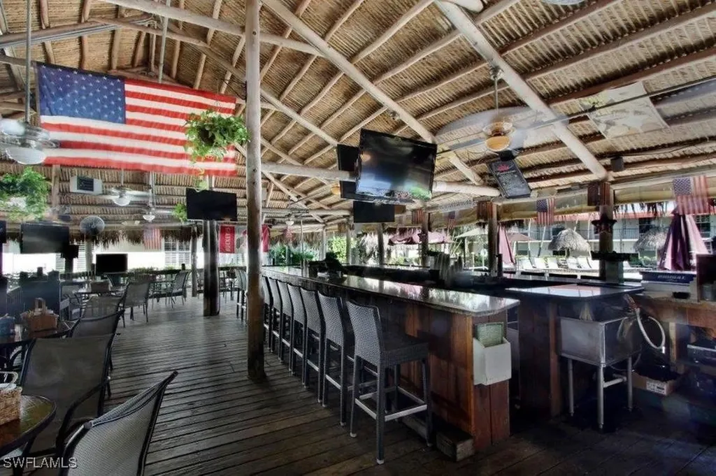 2555 Tamiami Trail N Naples FL 34103