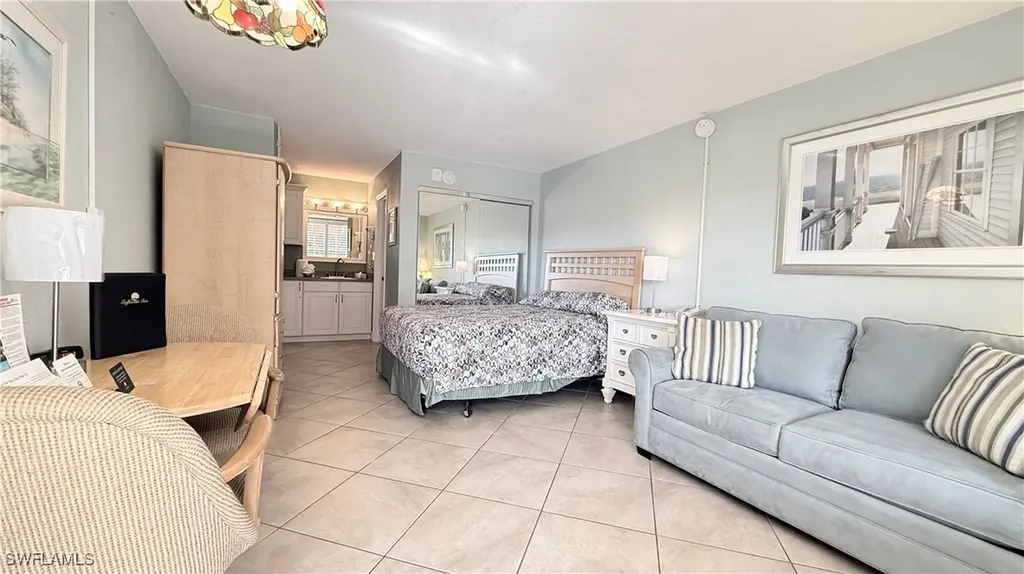 2555 Tamiami Trail N Naples FL 34103