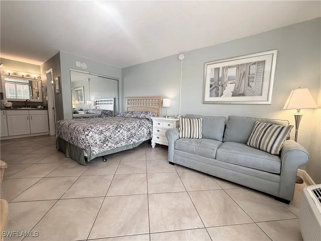 2555 Tamiami Trail N Naples FL 34103