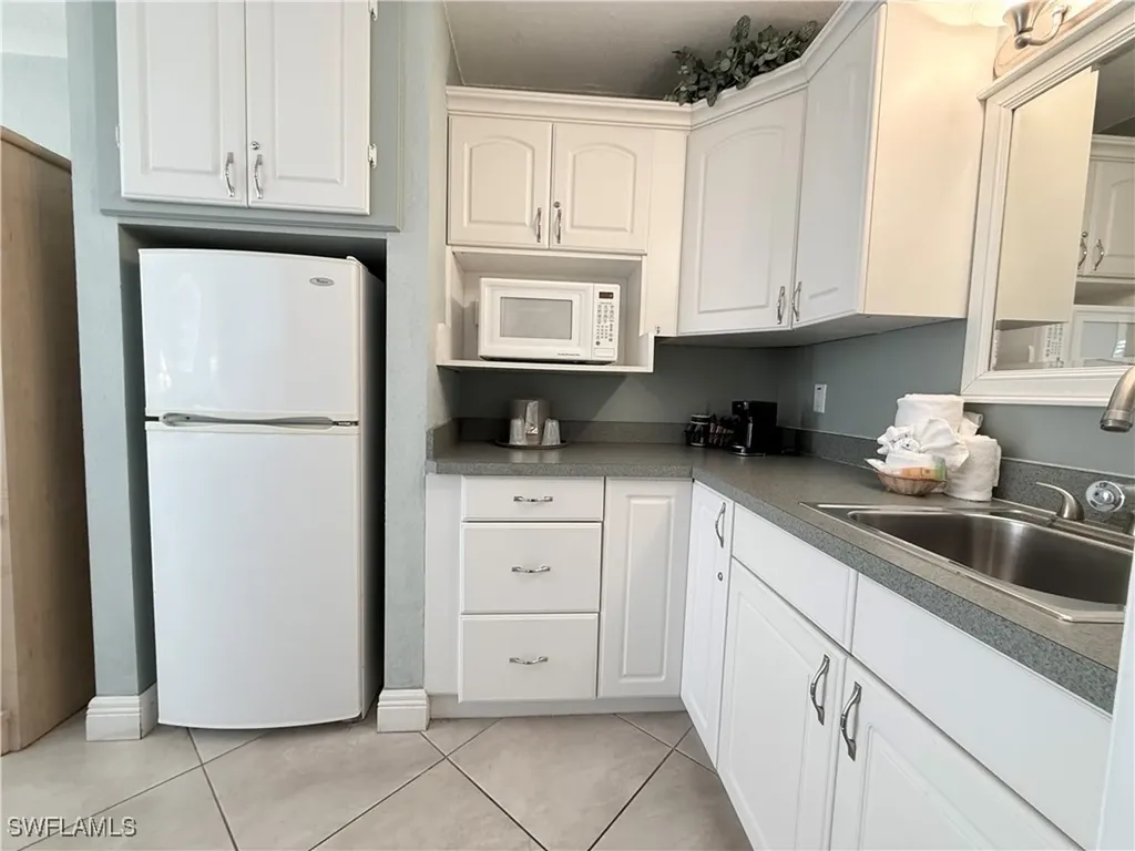 2555 Tamiami Trail N Naples FL 34103