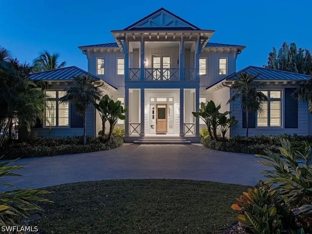 Naples FL, 225 4TH Avenue N