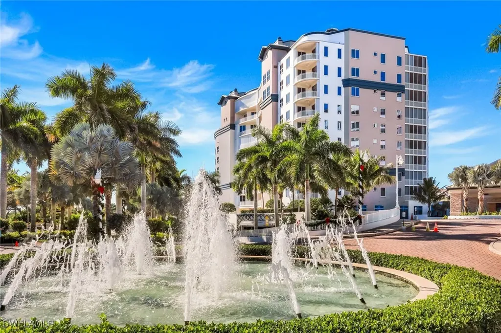 Naples FL, 13665 Vanderbilt Drive, Unit 301