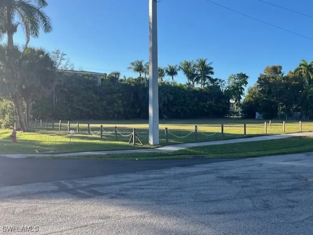 680 Park Street Naples FL 34102