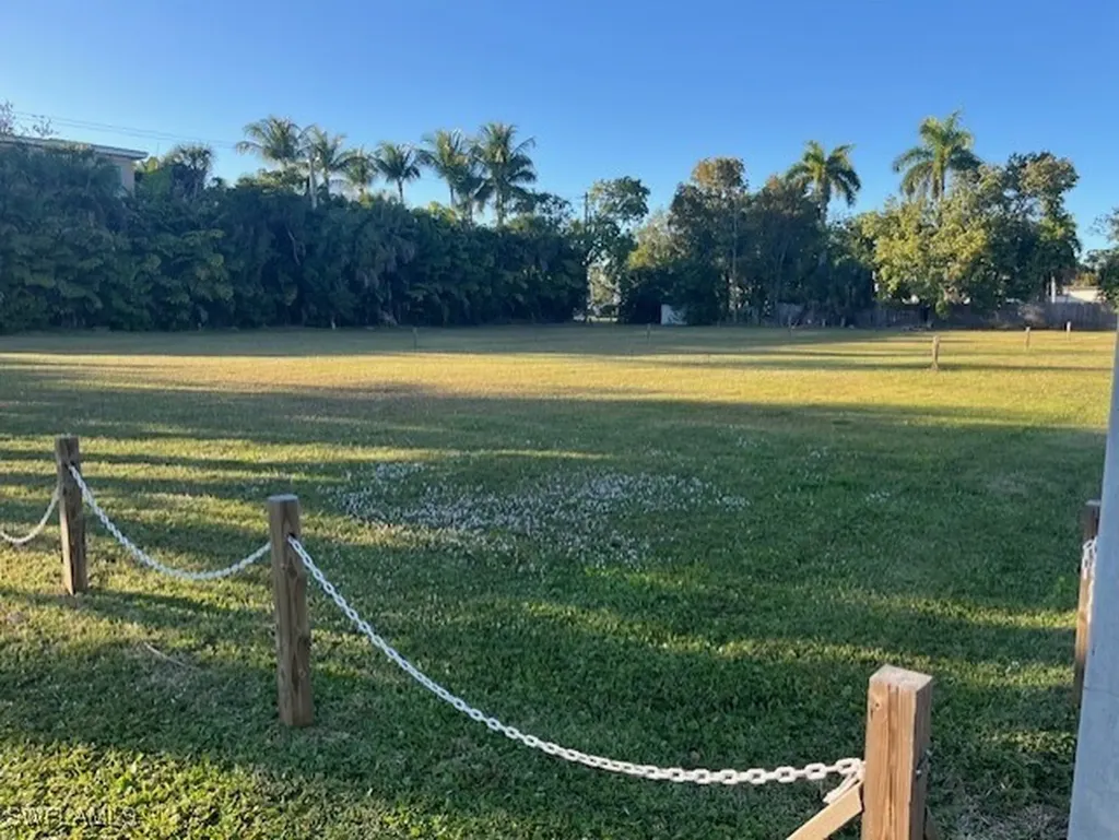 680 Park Street Naples FL 34102