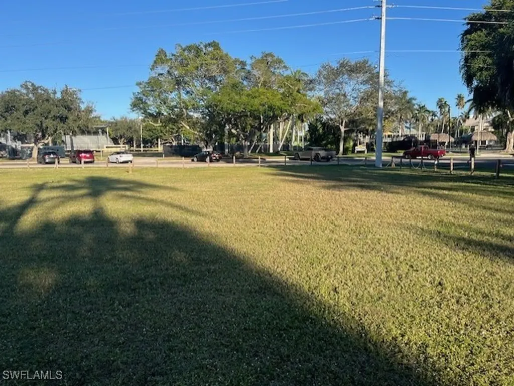 680 Park Street Naples FL 34102