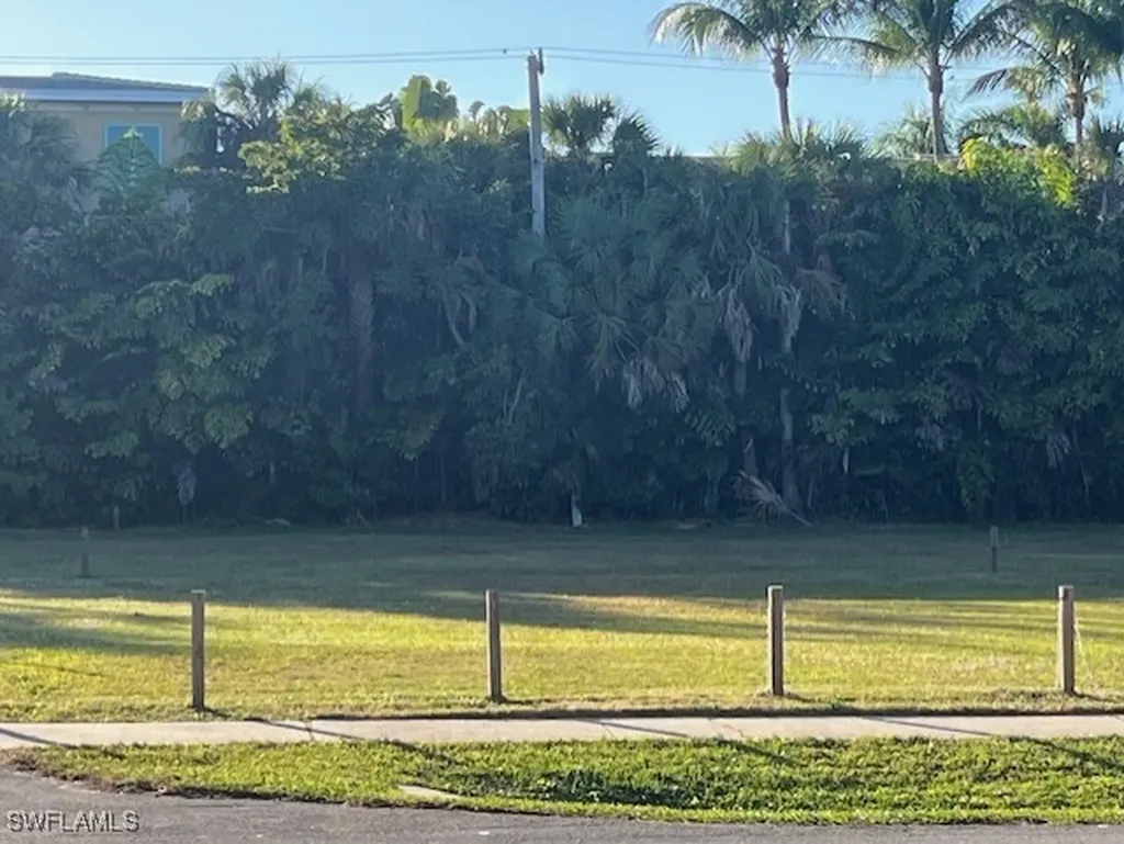 670 Park Street Naples FL 34102