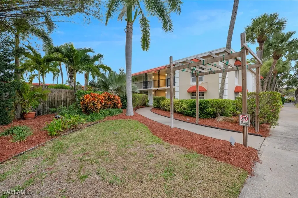2555 Tamiami Trail N Naples FL 34103