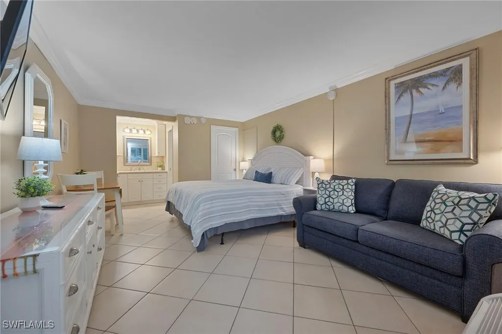 2555 Tamiami Trail N Naples FL 34103