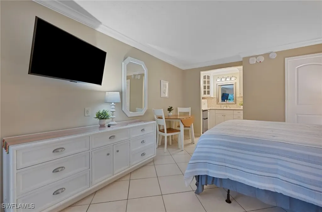 2555 Tamiami Trail N Naples FL 34103