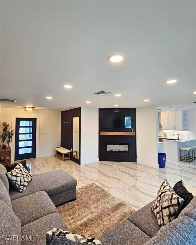 135 Tahiti Circle Naples FL 34113