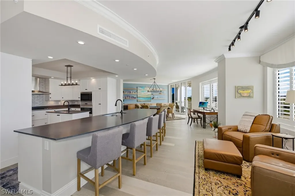 Naples FL, 13665 Vanderbilt Drive, Unit 501