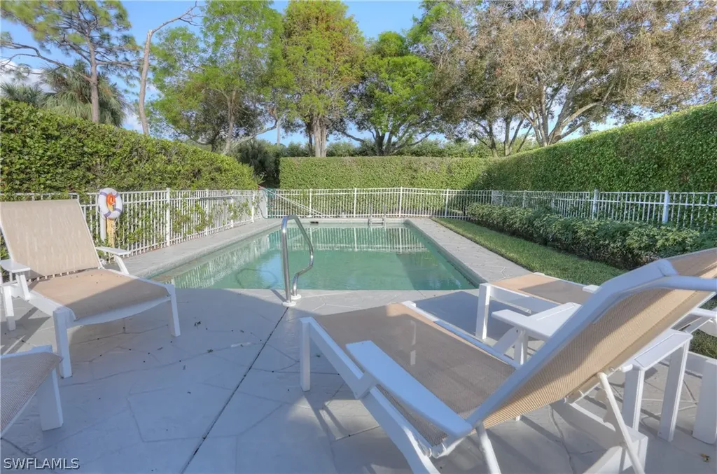 486 Edgemere Way E Naples FL 34105