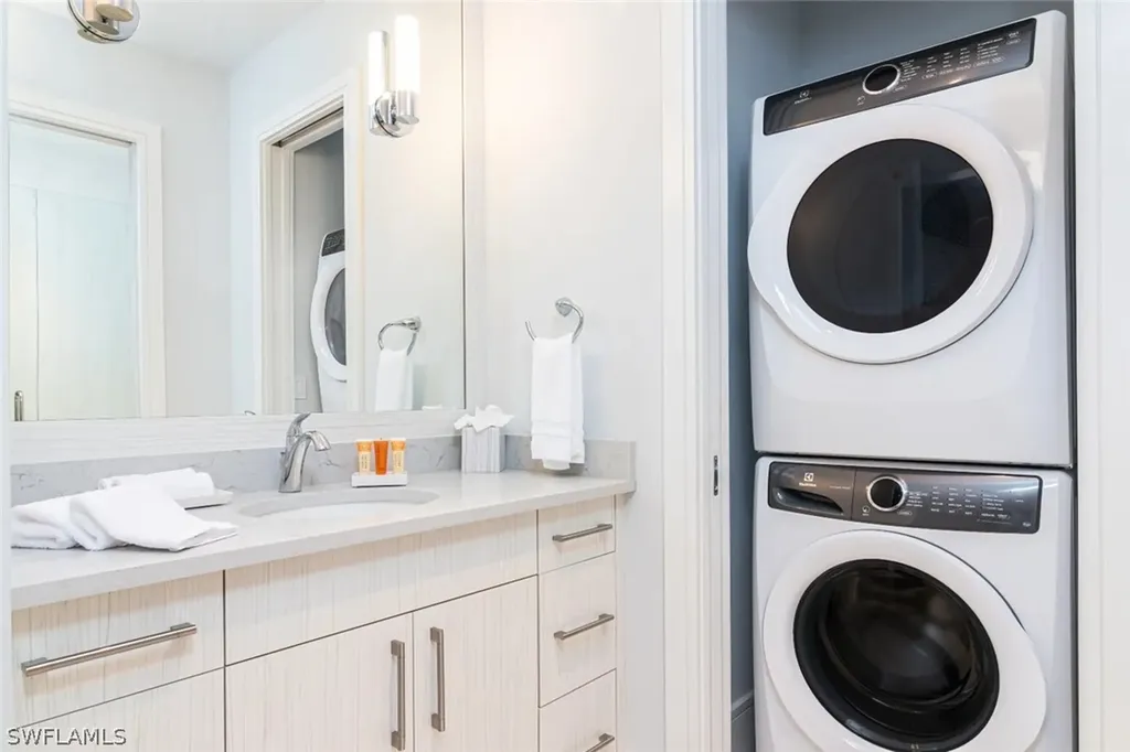 101 8th Street S Naples FL 34102
