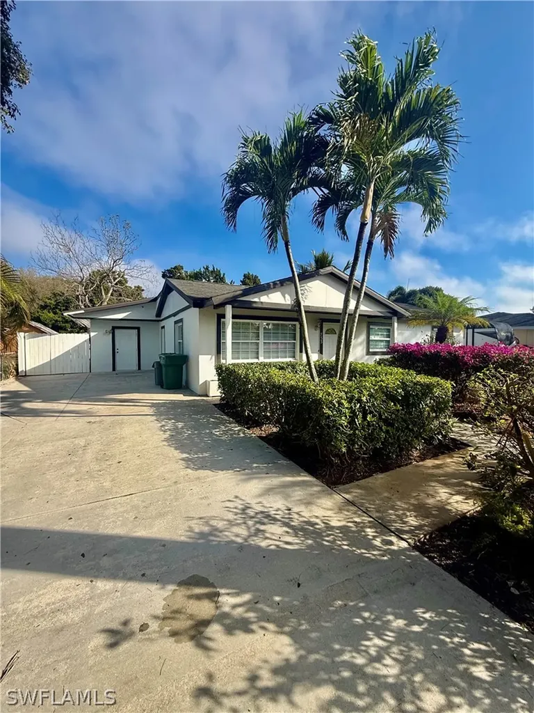 733 Pine Cone Lane Naples FL 34104