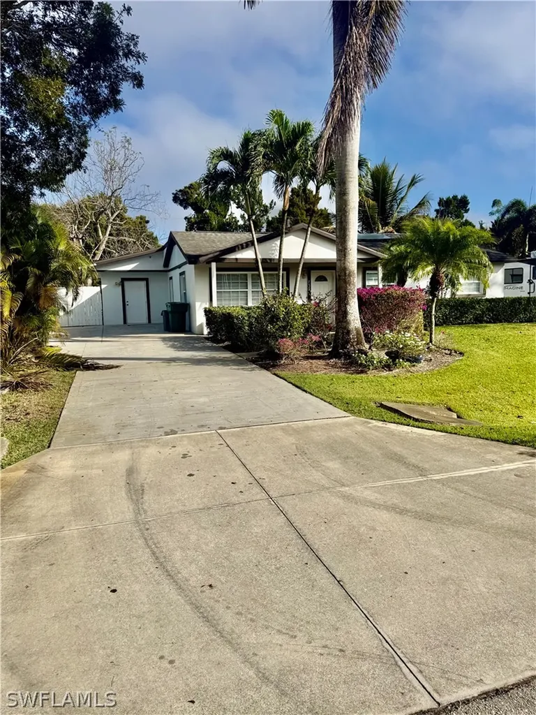 733 Pine Cone Lane Naples FL 34104