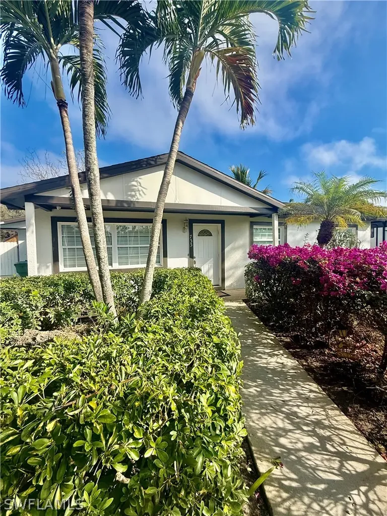 733 Pine Cone Lane Naples FL 34104