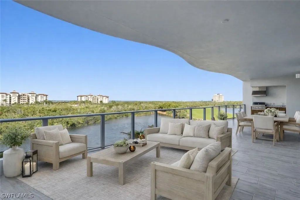 Bonita Springs FL, 4810 Pelican Colony, Unit 404