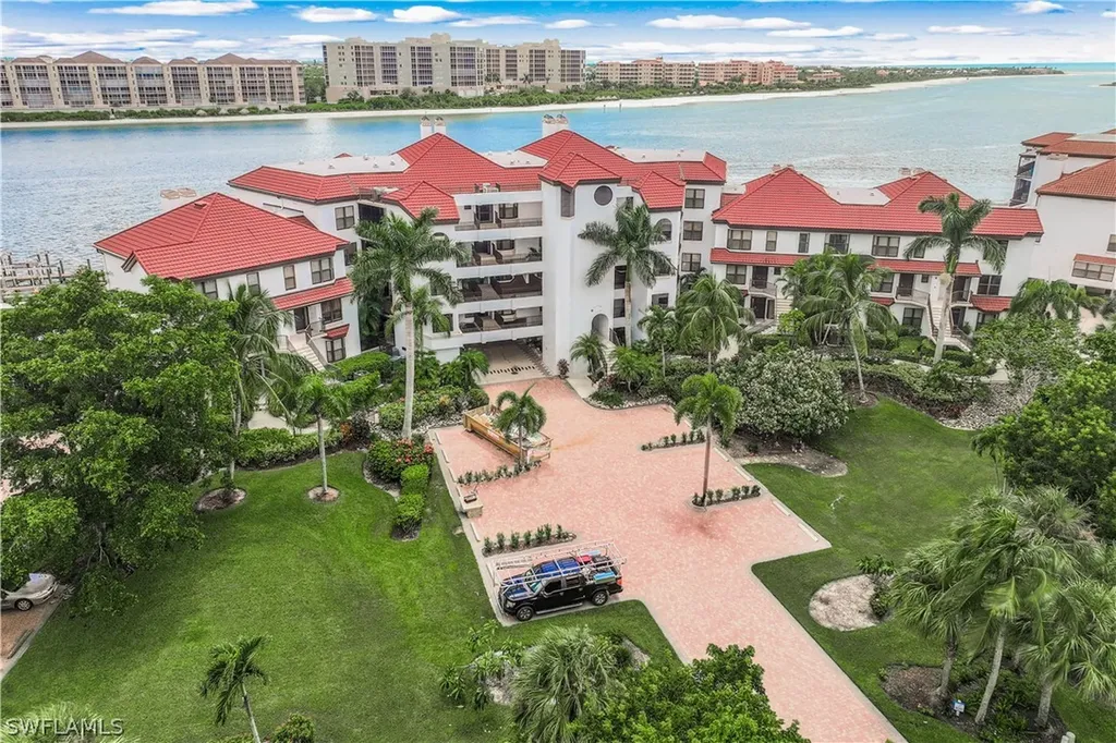 410 La Peninsula Boulevard Naples FL 34113