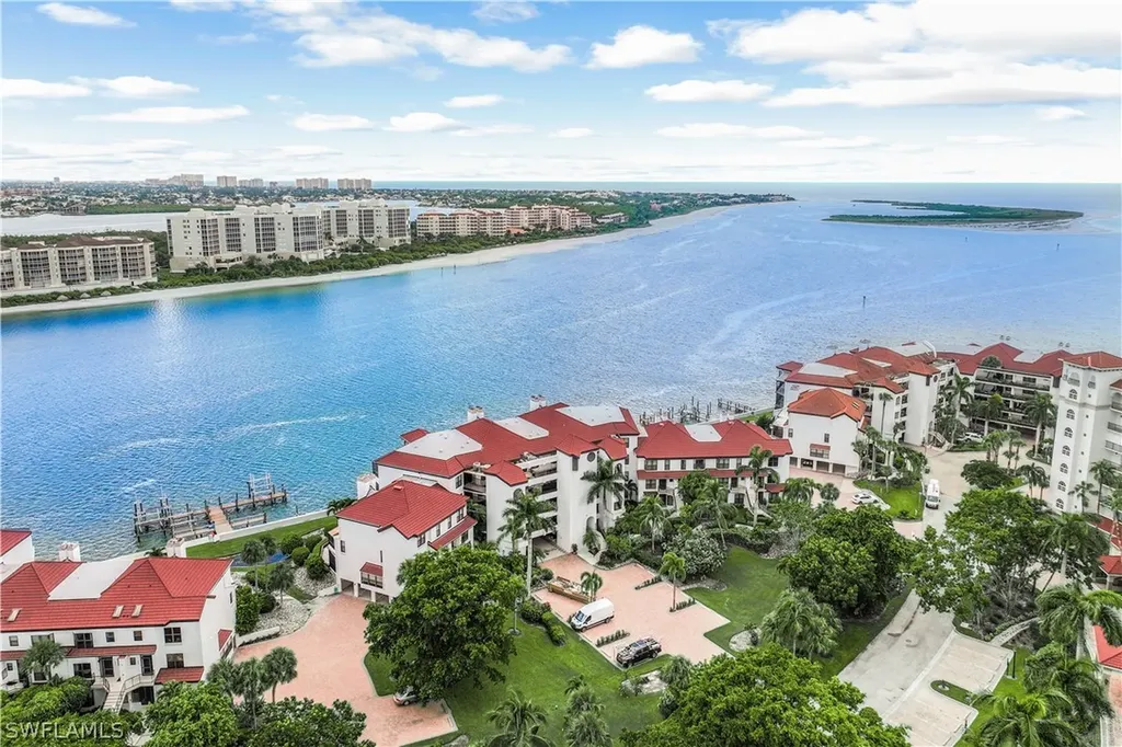 410 La Peninsula Boulevard Naples FL 34113