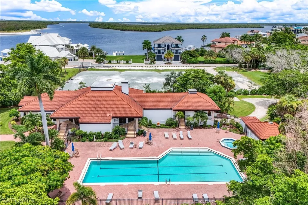 410 La Peninsula Boulevard Naples FL 34113