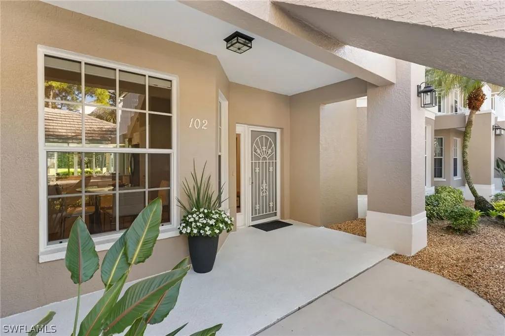 1960 Willow Bend Circle Naples FL 34109