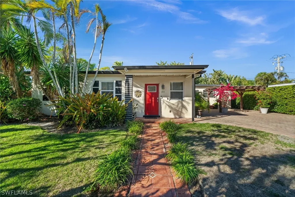 715 10th Street N Naples FL 34102
