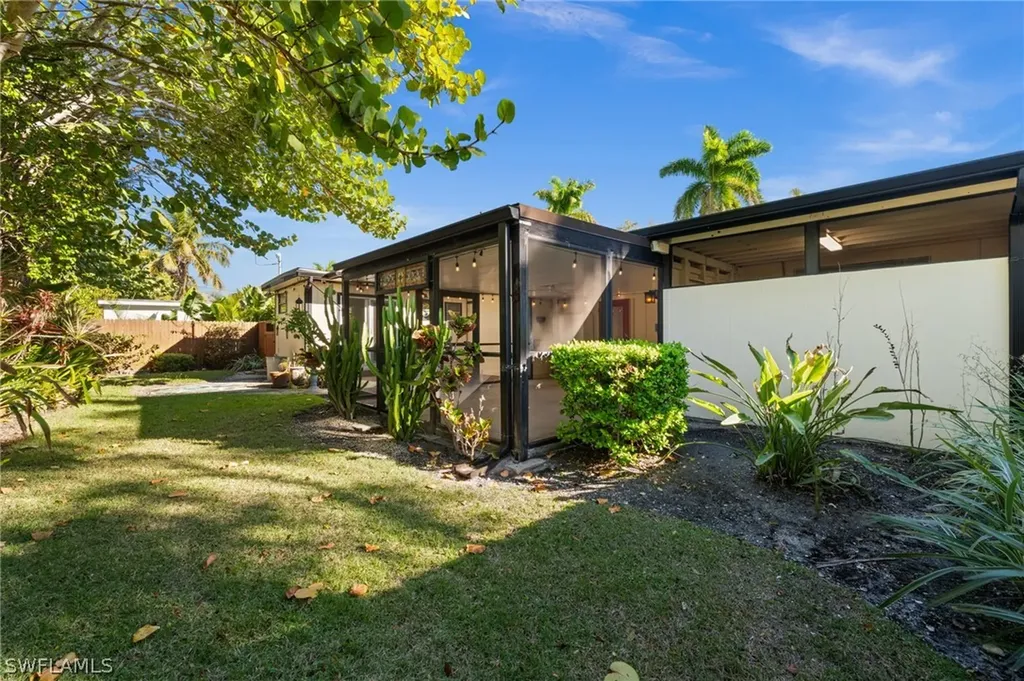 715 10th Street N Naples FL 34102