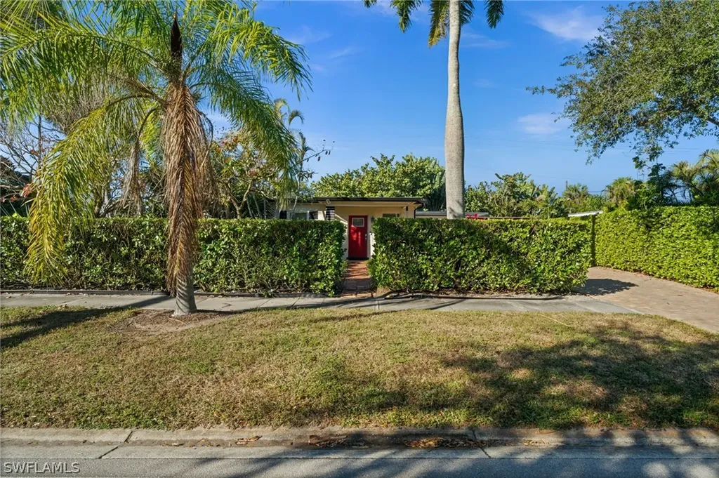 715 10th Street N Naples FL 34102