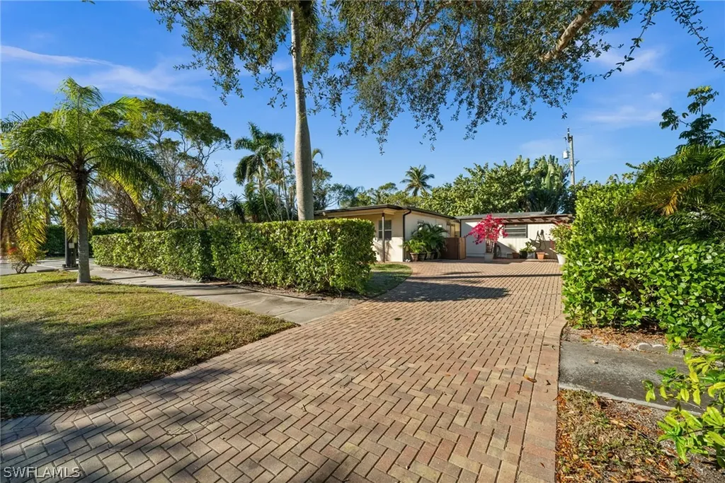 715 10th Street N Naples FL 34102