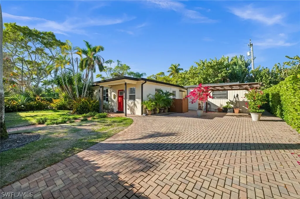 715 10th Street N Naples FL 34102