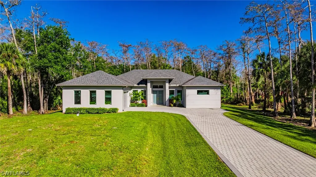 Naples FL, 2461 Golden Gate Boulevard E