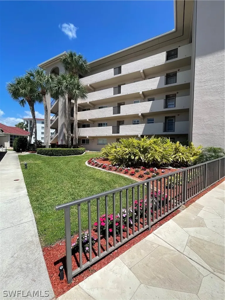 57 High Point Circle W Naples FL 34103