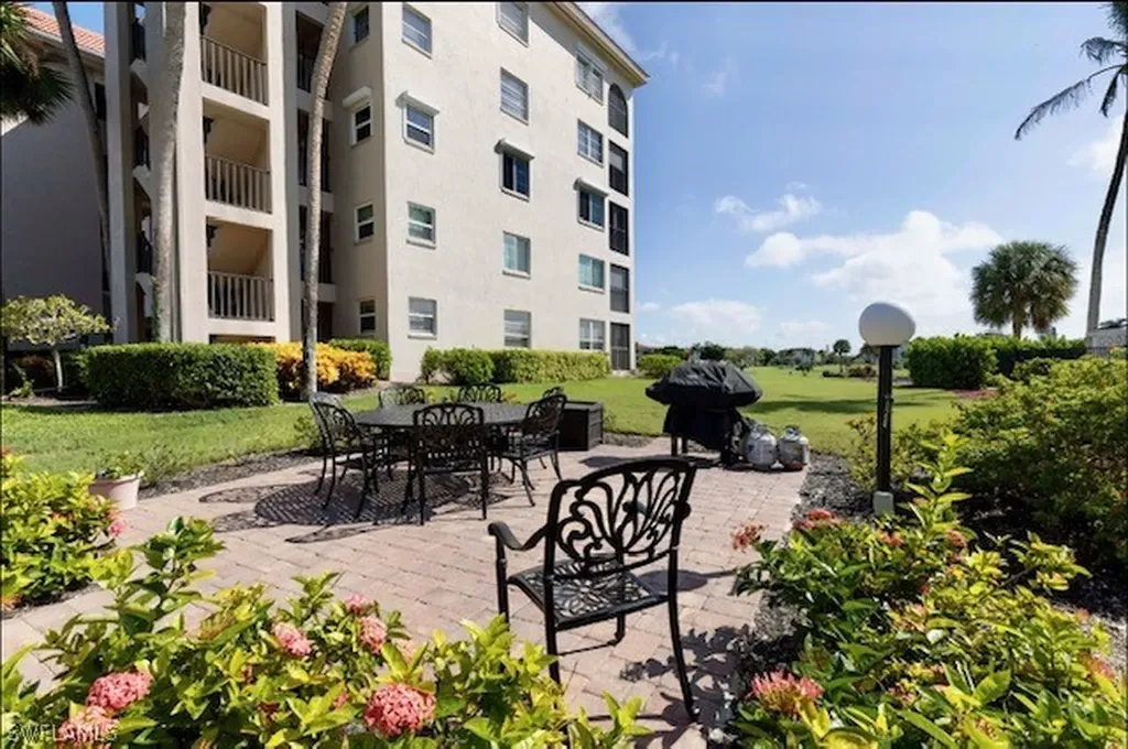 57 High Point Circle W Naples FL 34103