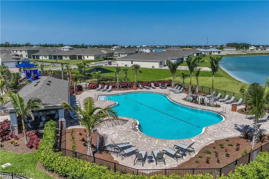 555 Spring Hill Lake Loop Cape Coral FL 33993
