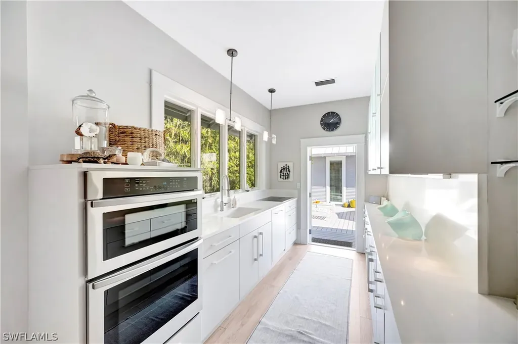 1375 Gordon Drive Naples FL 34102