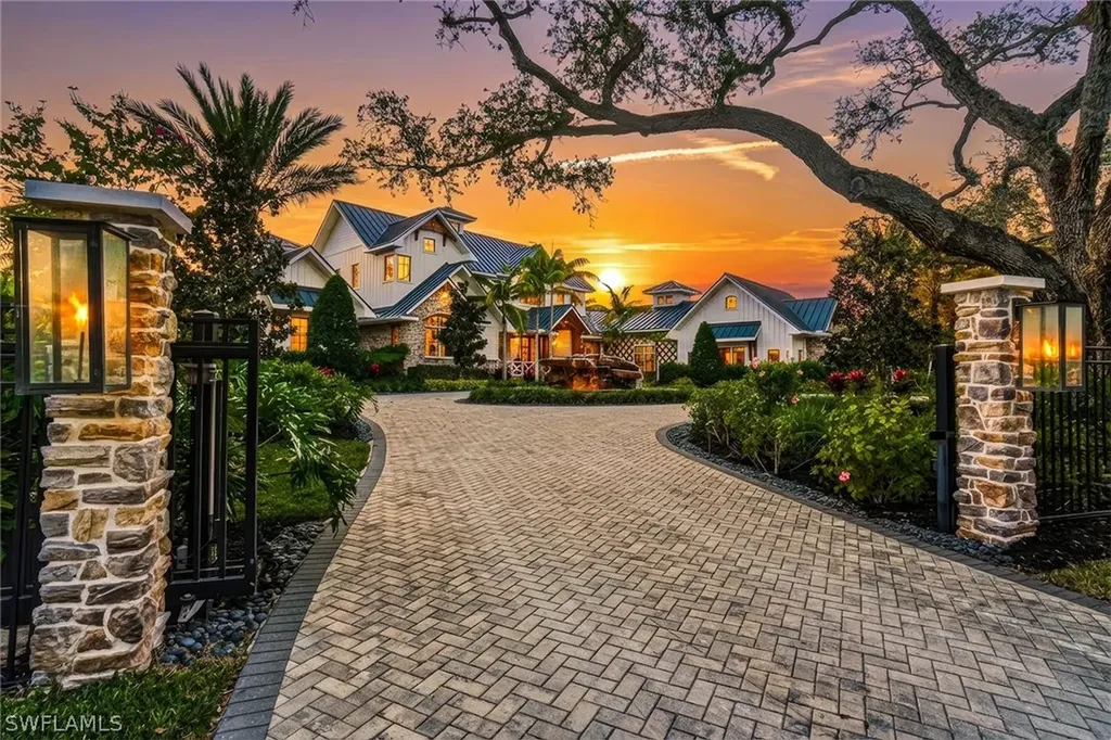 325 Cocohatchee Boulevard Naples FL 34110