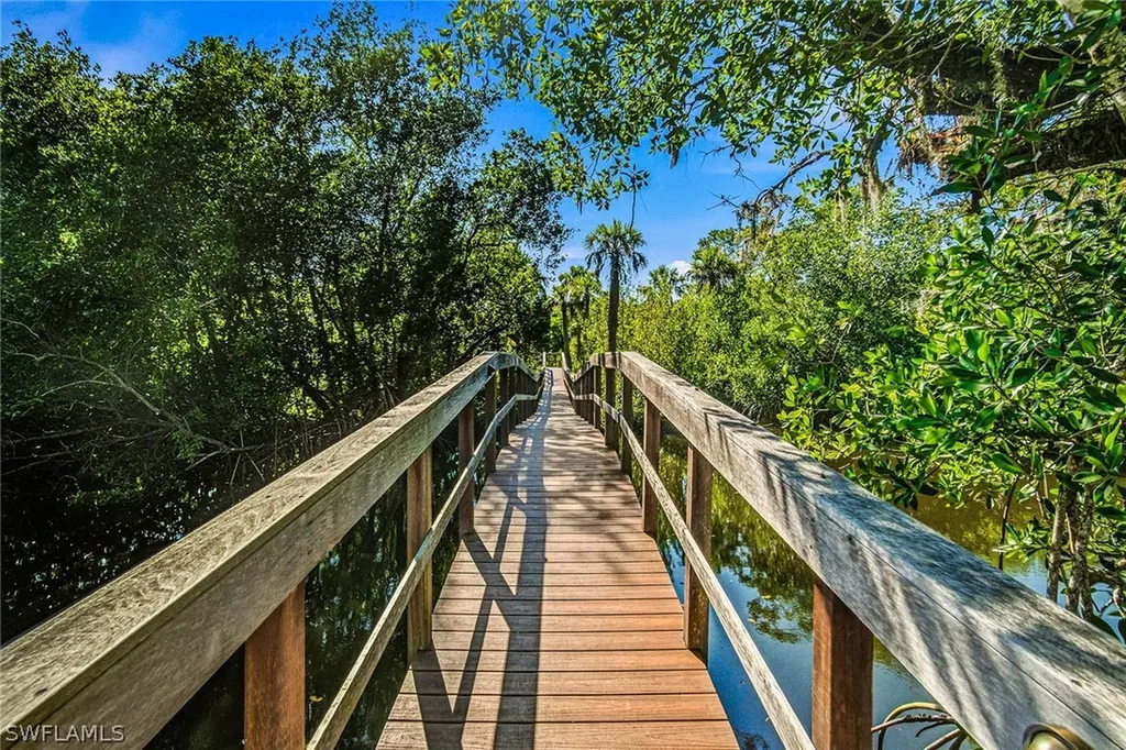 325 Cocohatchee Boulevard Naples FL 34110