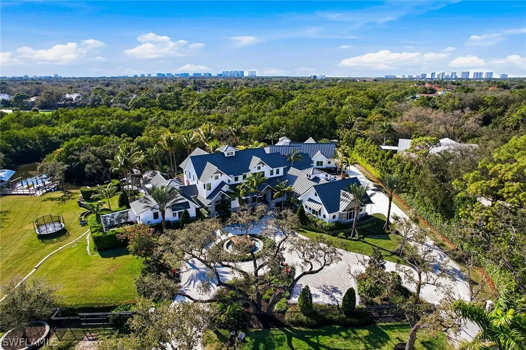 325 Cocohatchee Boulevard Naples FL 34110